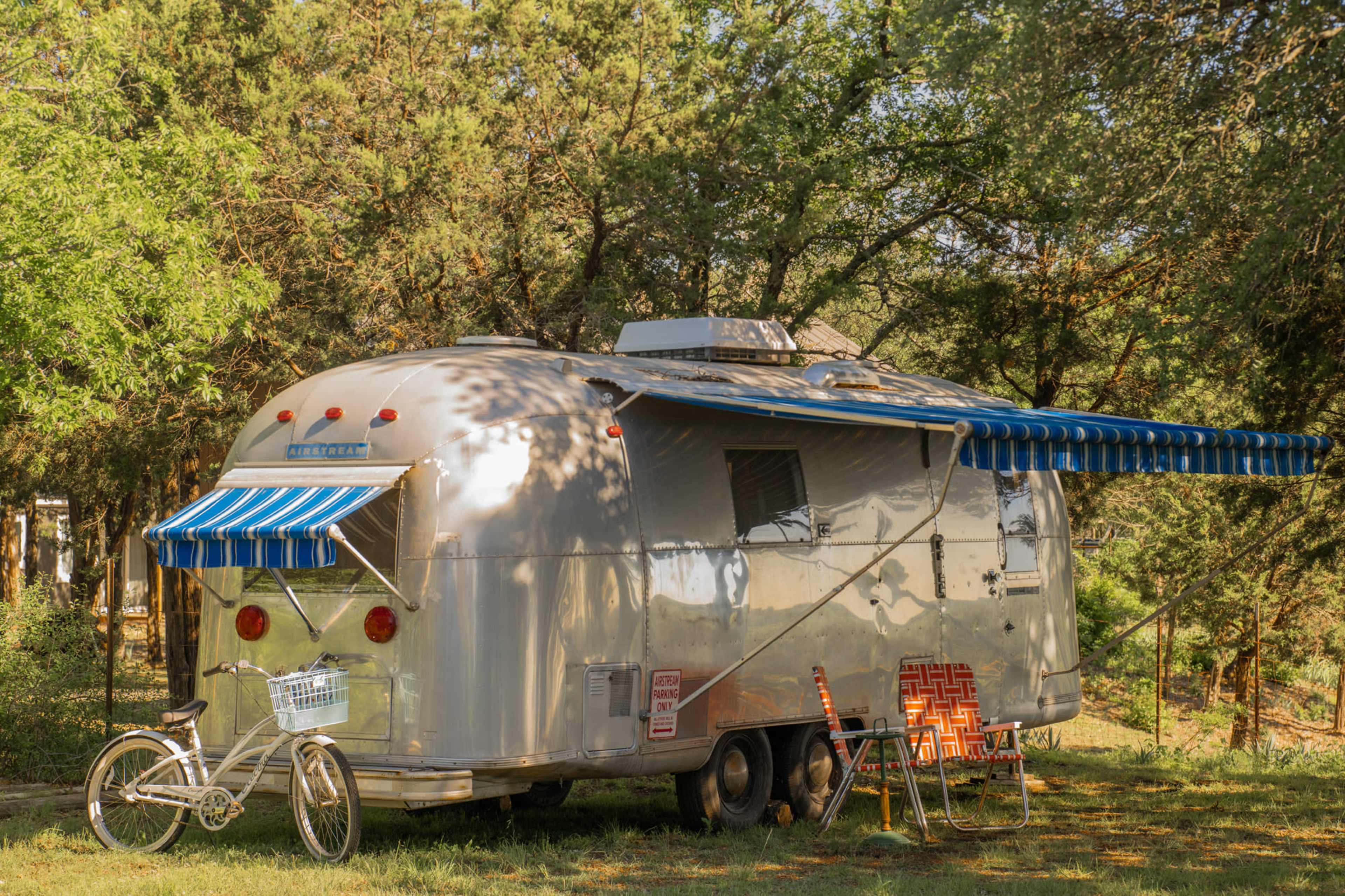 RETRO 70'S AIRSTREAM near DFW on 5 acres Image in , Fort Worth, TX