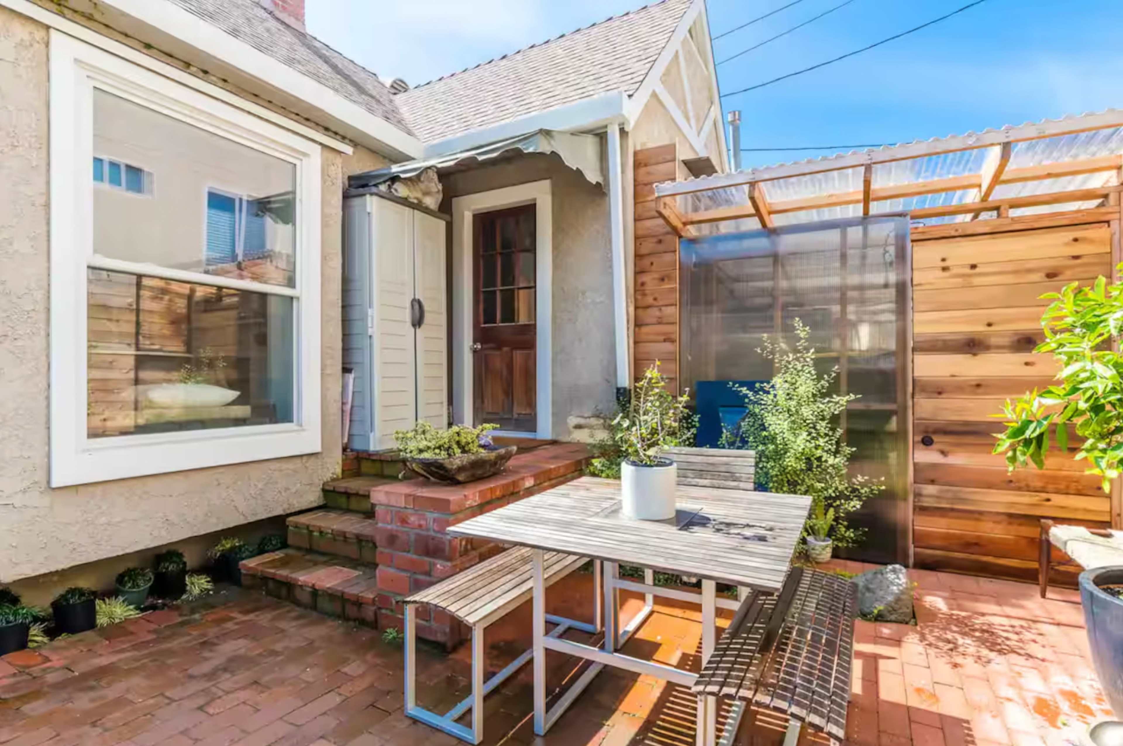 Sun-lit 2-Bed Beach Home w/ Vaulted Ceilings & Private Garden — Photo / Video Ready Image in Manhattan Beach, Manhattan Beach, CA