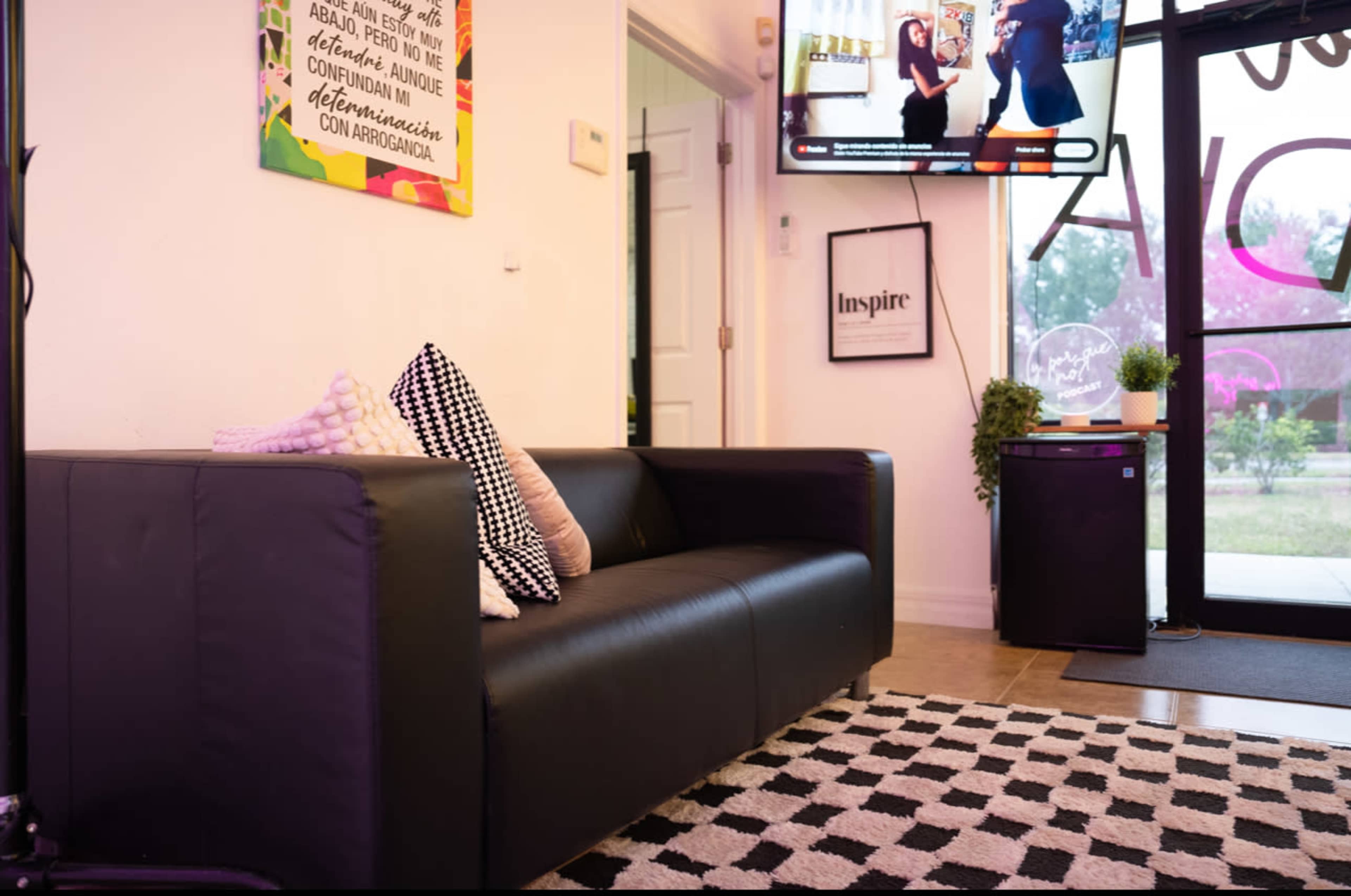 Modern Creative Studio w/ Cyclorama, Kitchen & Podcast Set Image in , orlando, FL